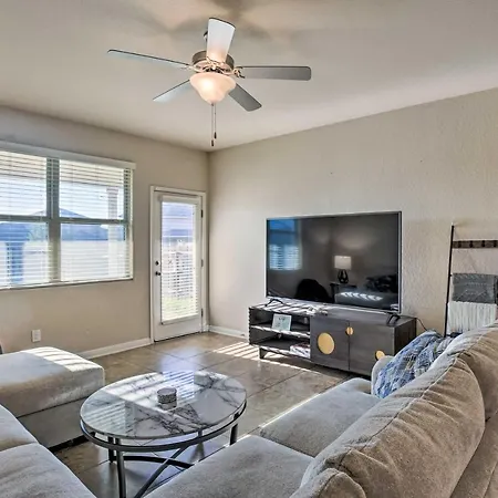 San Antonio Home With Yard About 8 Mi To Lackland!